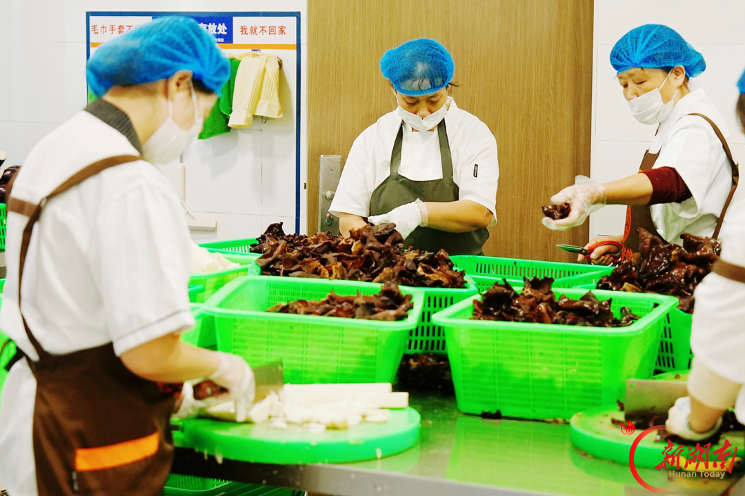 把二十四节气端上餐盘,湖南校园食堂解锁秋日时令膳食
