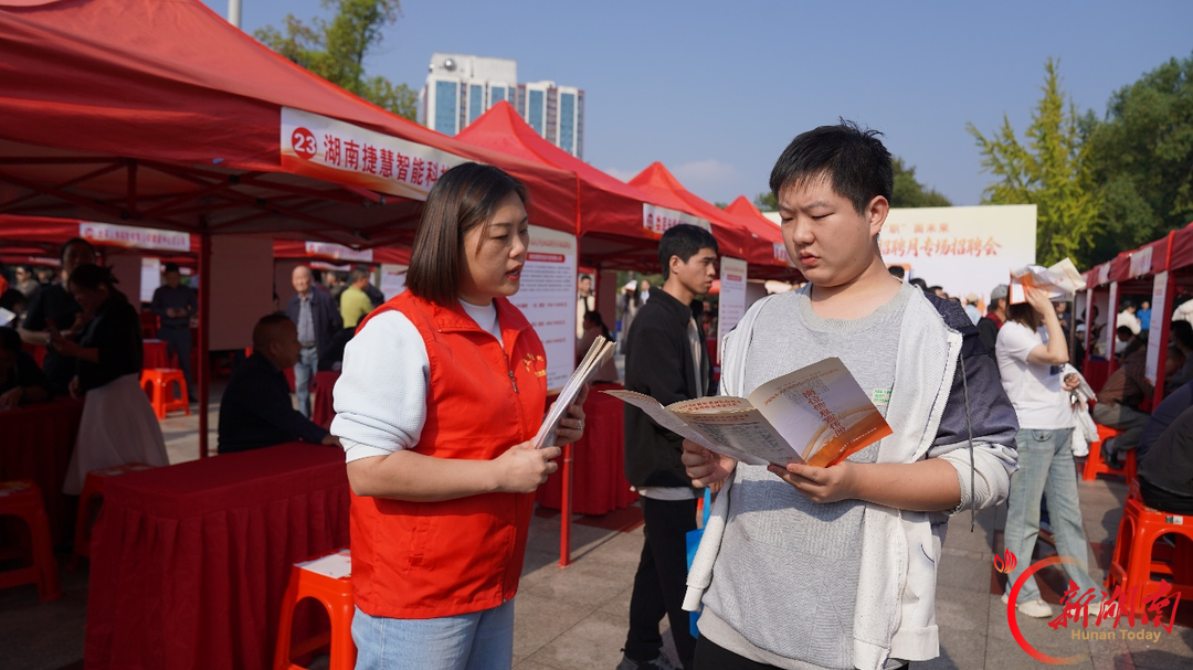 娄底金秋招聘月专场招聘会搭起就业“连心桥”