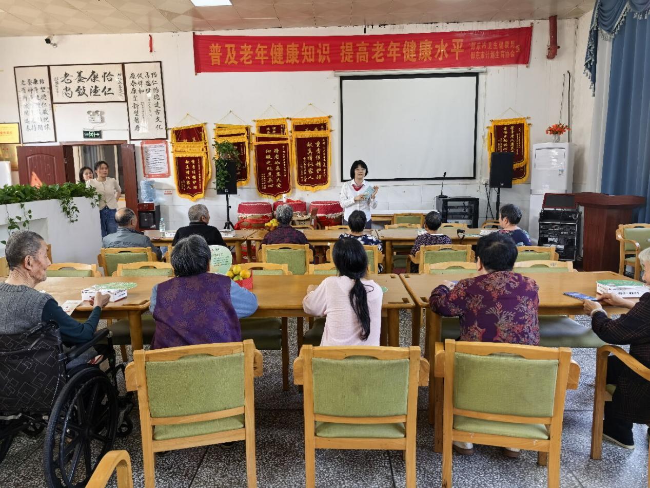 “银龄金融小课堂”走进敬老院