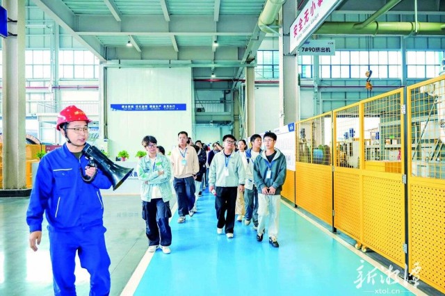 湘潭市200多名高校学子参加名企行活动