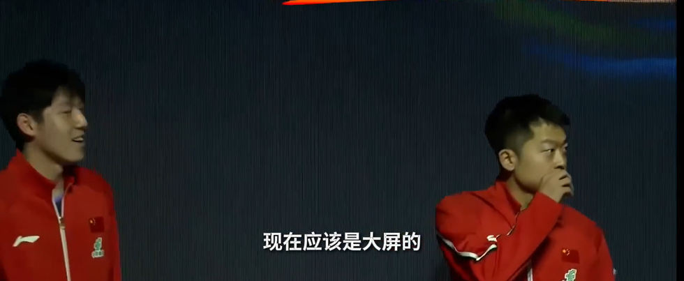 中国国旗错放成日本国旗，国乒小将直接走下领奖台，亚锦赛组委会紧急切换屏幕撤去图片