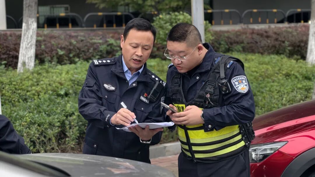 聚光灯外 守护在线——张家界公安交管“空地一体”护航省民族运动会闭幕