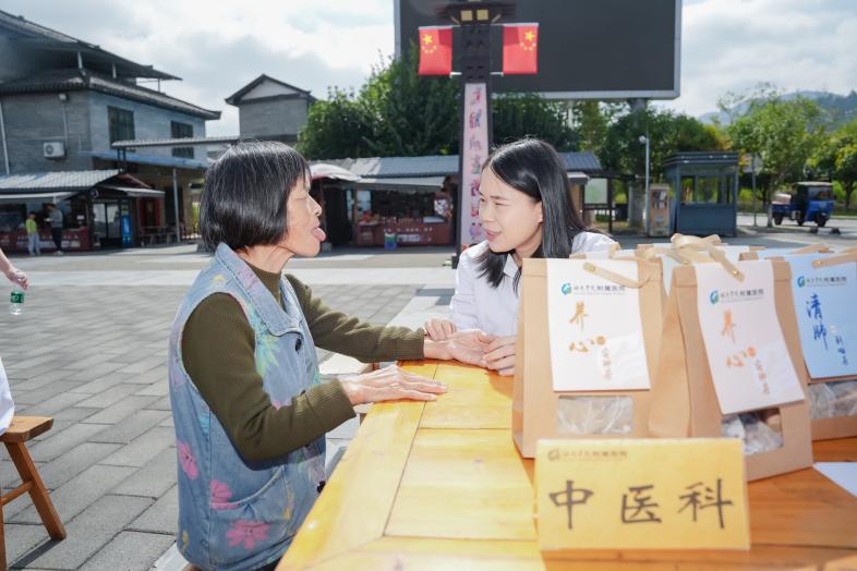 红色沙洲践初心 医路铸魂送安康——湘南学院附属医院赴沙洲开展“名医走基层健康湖湘行”暨“红色铸魂・医路初心”主题实践活动