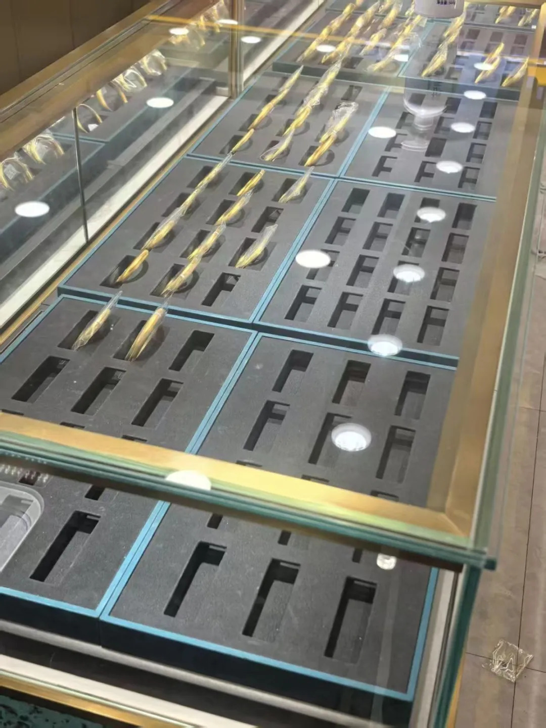 金价跌破860元/克，有金店1天卖出十几公斤，手镯1天补3次货都不够；女子上午买结婚“五金”，下午带亲友买金镯