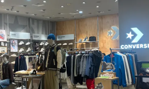 曾经班里几乎人手一双,如今地铁里都很难看到了……把乔丹拒之门外、让耐克仰望的品牌,营收大跌28%,成了时代的眼泪