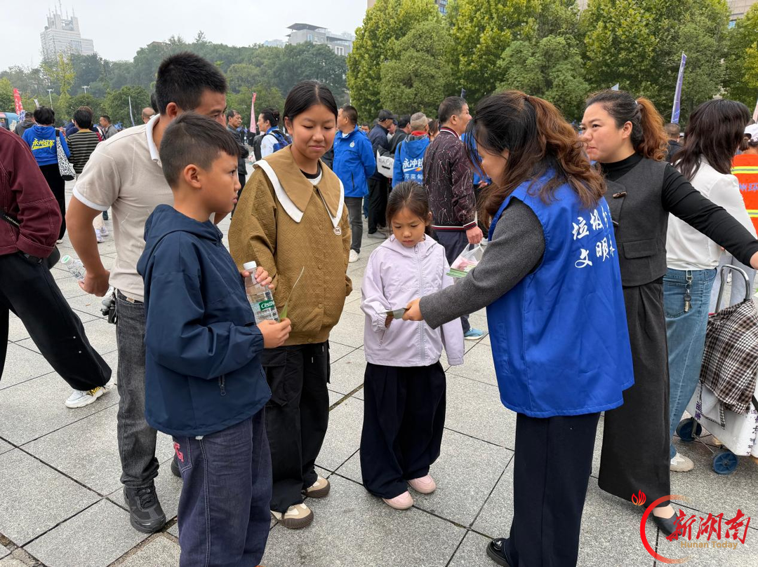 湘超燃动 分类焕新 永州市汇聚志愿力量开展垃圾分类主题宣传