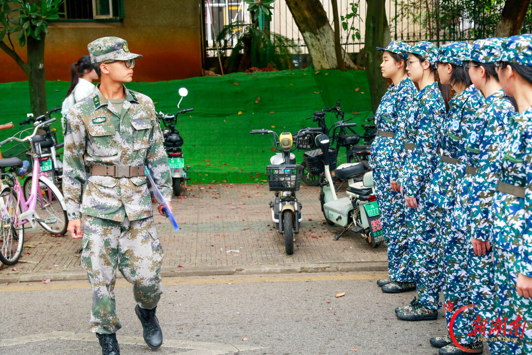 青春正步走丨严训淬迷彩 热血启新程