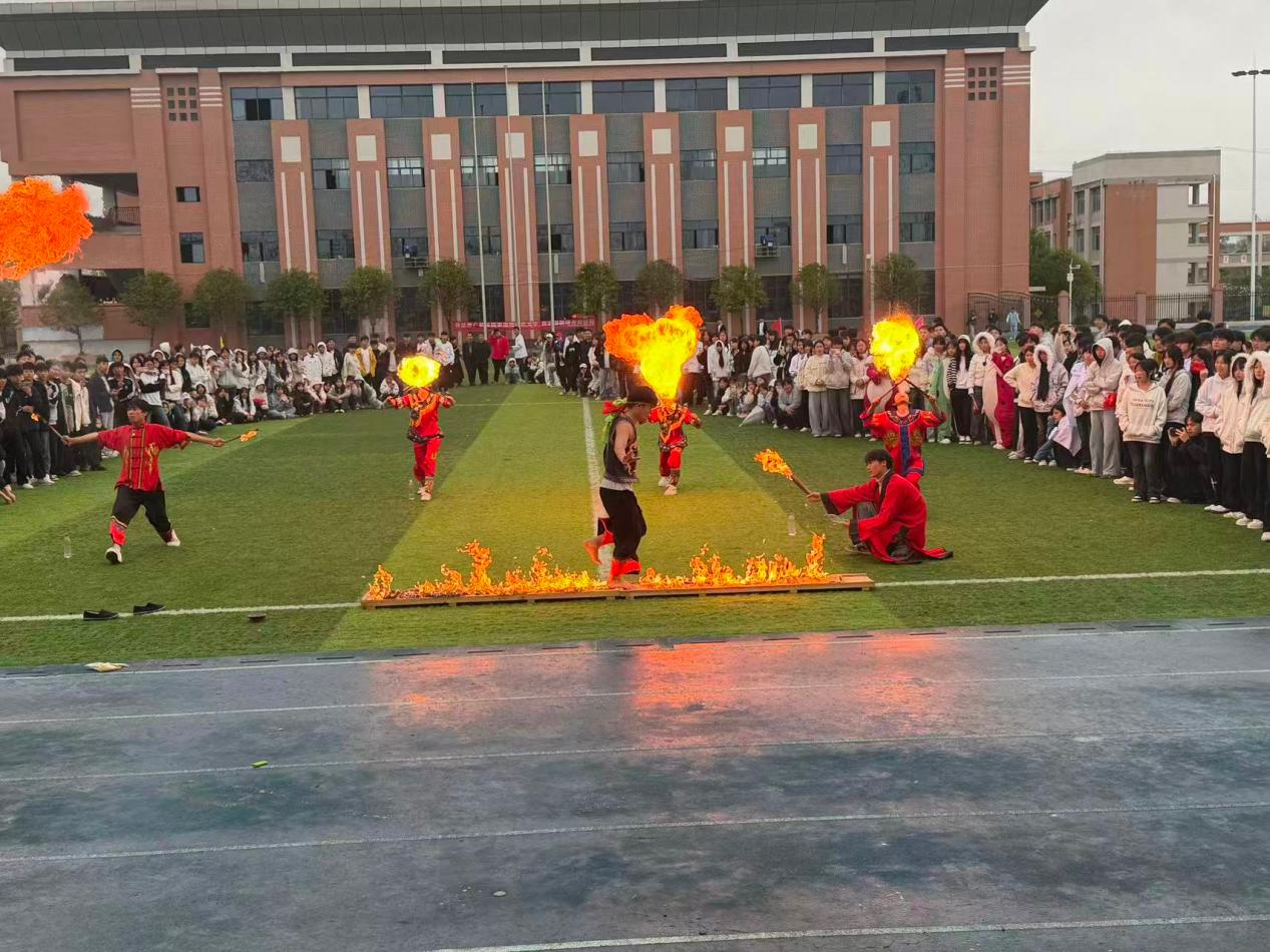 奔跑吧少年!花垣县职业高级中学第六届田径运动会开幕