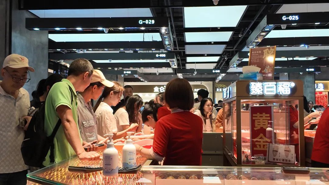 金价跌破860元/克，有金店1天卖出十几公斤，手镯1天补3次货都不够；女子上午买结婚“五金”，下午带亲友买金镯