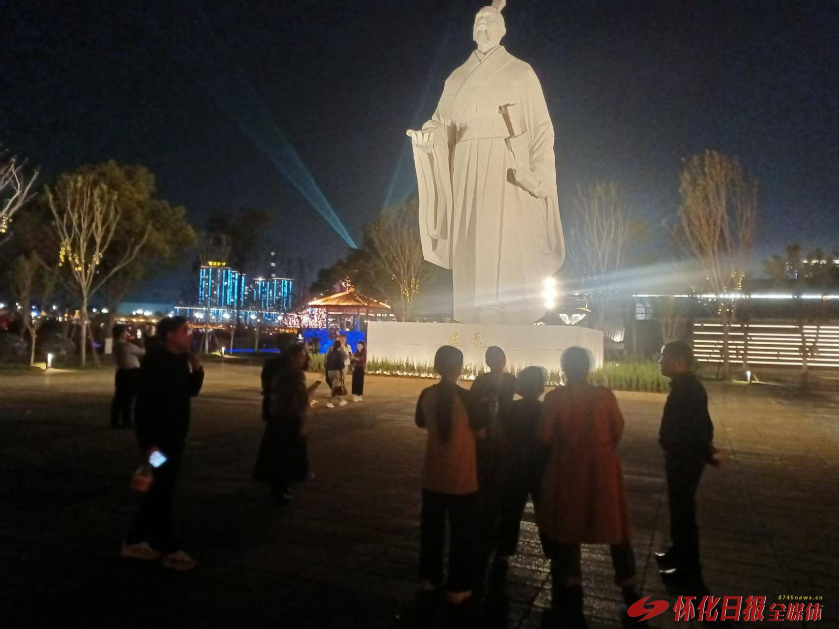 秋夜晚风醉人心 滨水游园享惬意时光