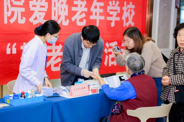 这场实践活动,把“银龄健康知识”送到长者身边