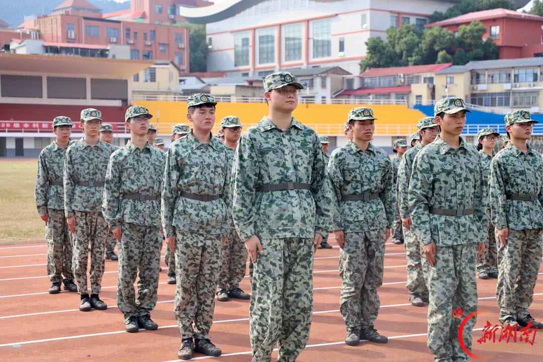 青春正步走丨朝光铺场磨韧劲,迷彩着身赴青春