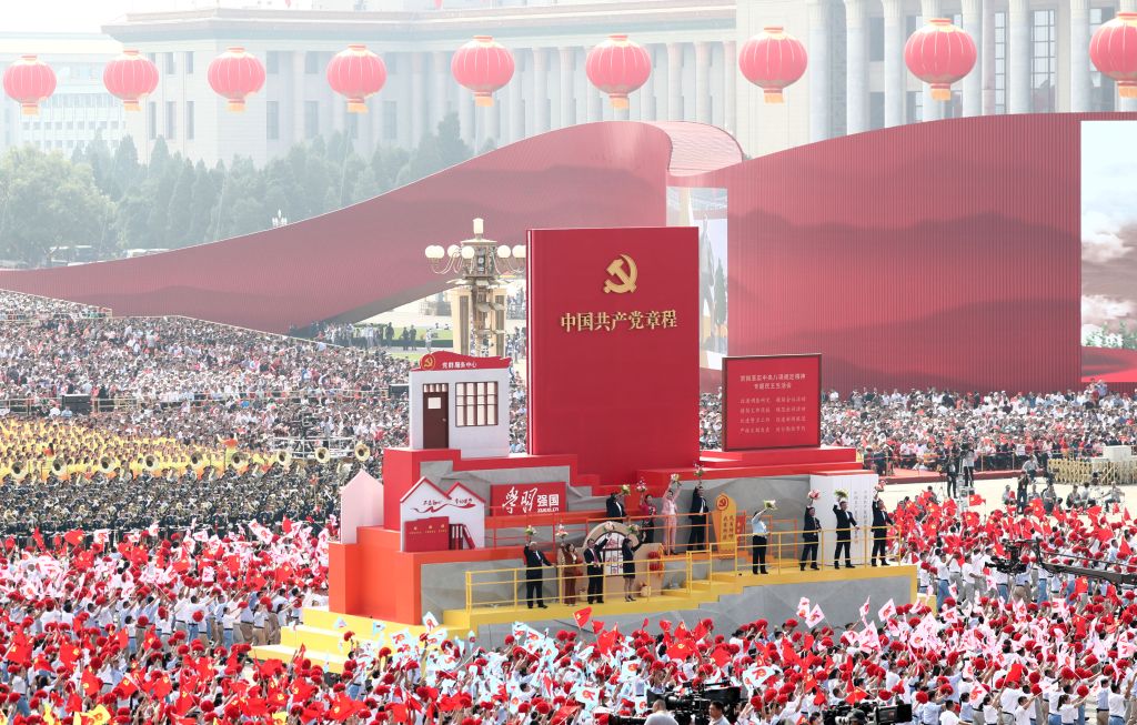 坚持党的全面领导，不断提高党的长期执政能力——习近平党建思想引领新时代全面从严治党系列述评之一