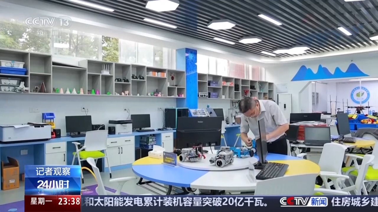 银龄教师重返讲台,这次带乡村学生探索无人机、机器人!