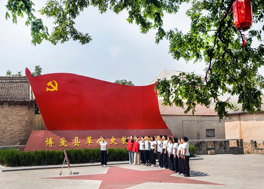 坚持党的全面领导，不断提高党的长期执政能力——习近平党建思想引领新时代全面从严治党系列述评之一
