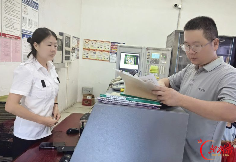 一台电脑夜里“上工” 一支队伍白天“下沉”
