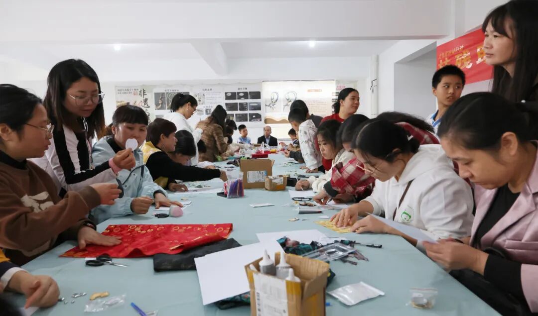 安仁县举办“锦绣非遗 温暖同行”亲子手工助残公益活动