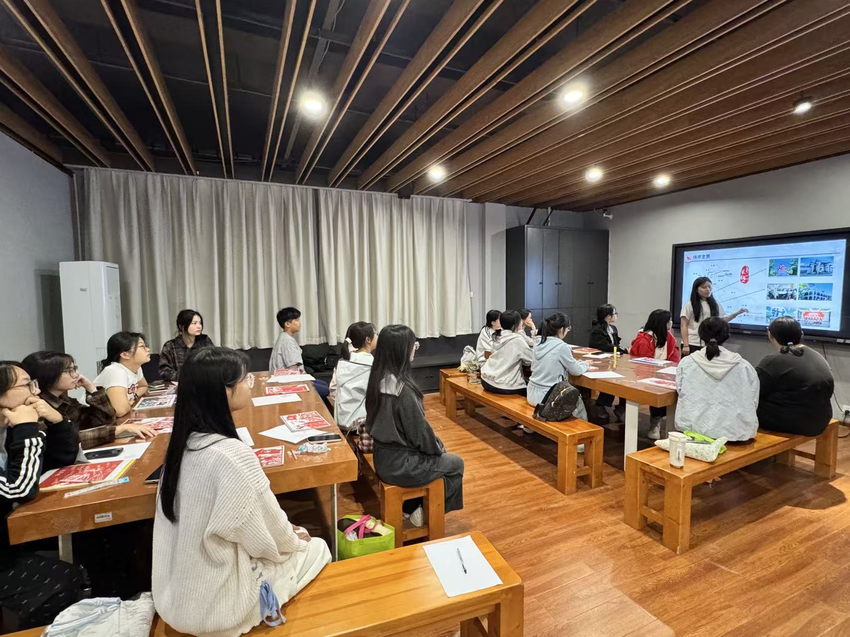长沙民政职院艺术学院团总支开展长征主题刻纸实践活动