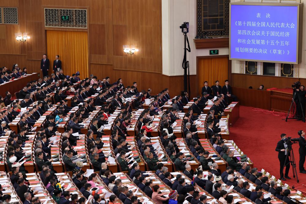 坚持党的全面领导，不断提高党的长期执政能力——习近平党建思想引领新时代全面从严治党系列述评之一