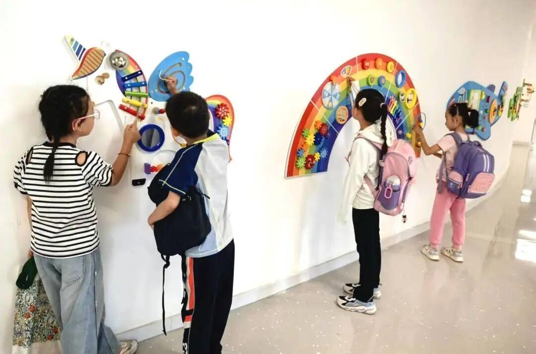 北京一小学里，有5棵“抱抱树”！不开心就来抱一抱