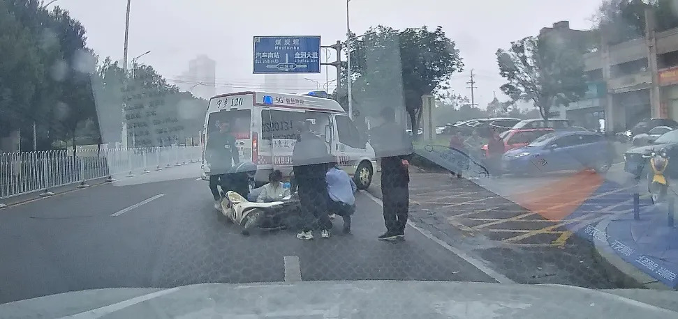 那个“迟到”的辅警,上班途中做了一件这样的事......