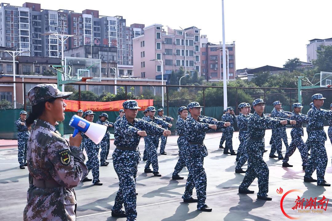 青春正步走丨靶场归来，在拳与刃之间读懂青春力量