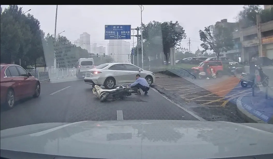 那个“迟到”的辅警,上班途中做了一件这样的事......