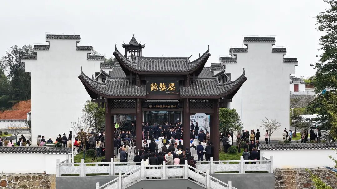 平江鹤垄屋美育基地开馆,周令钊先生136幅画作与971册藏书无偿捐赠故里