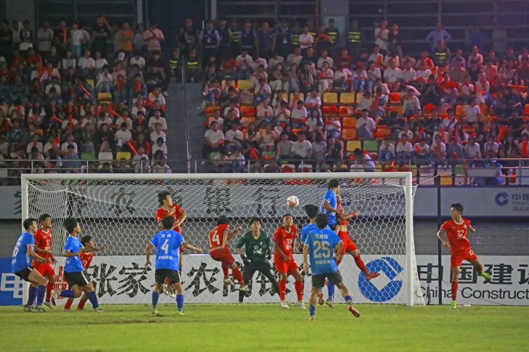 从奇峰山下到潇水之畔,足球替我们记住温柔