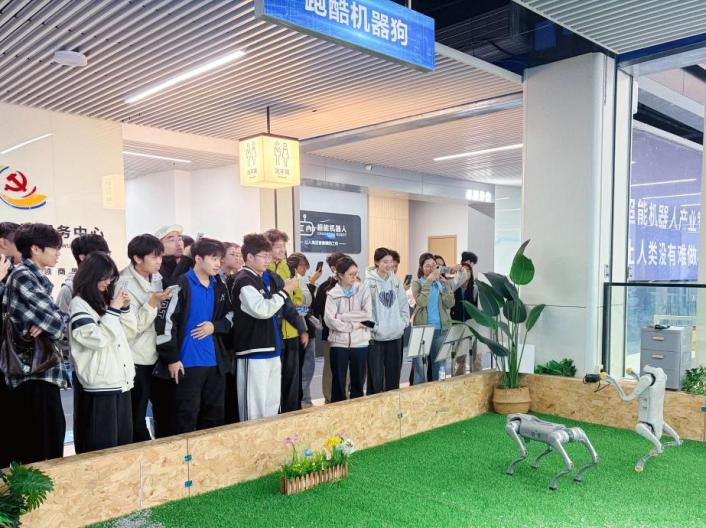 长理学子走进产业一线 探寻“人工智能+”产业新图景