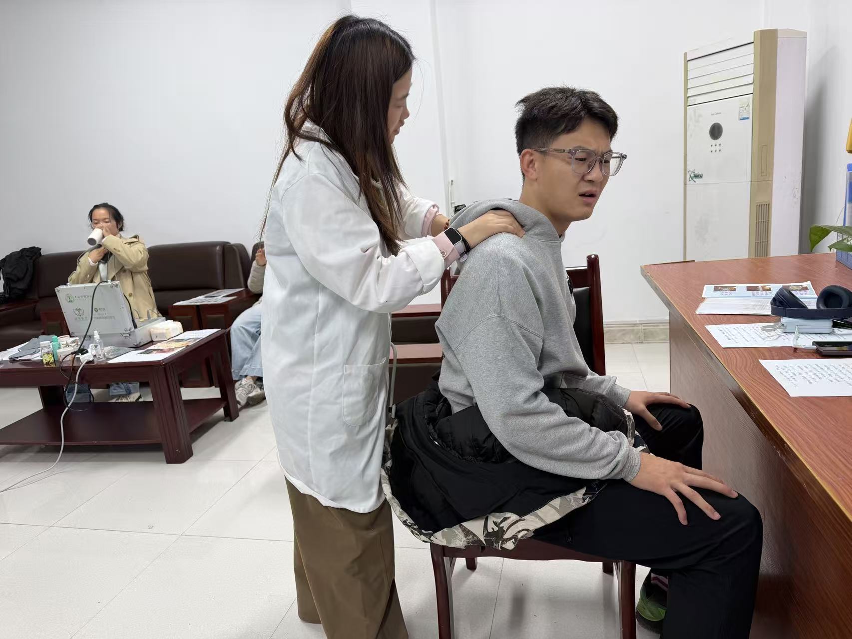 龙山县第一职业中学:中医健康服务进校园 暖心守护教职工健康