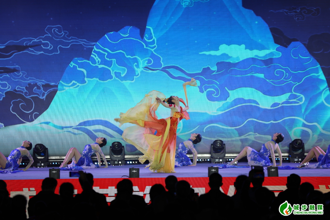中央民族歌舞团慰问演出走进城步 共庆自治县成立70周年