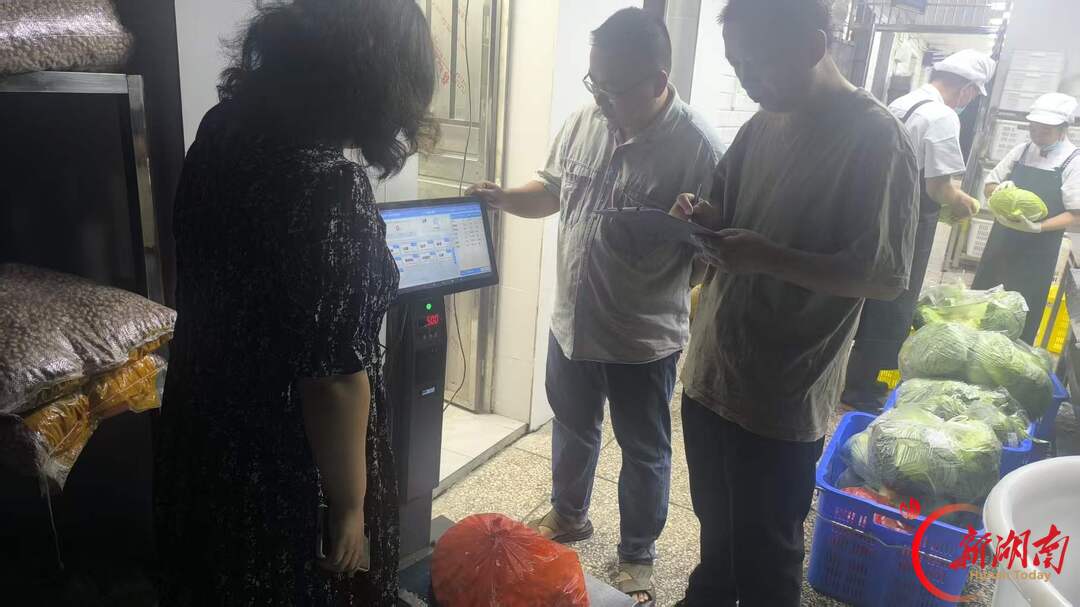 洞口县高沙镇中心学校:AI生成带量食谱 精准到每一克