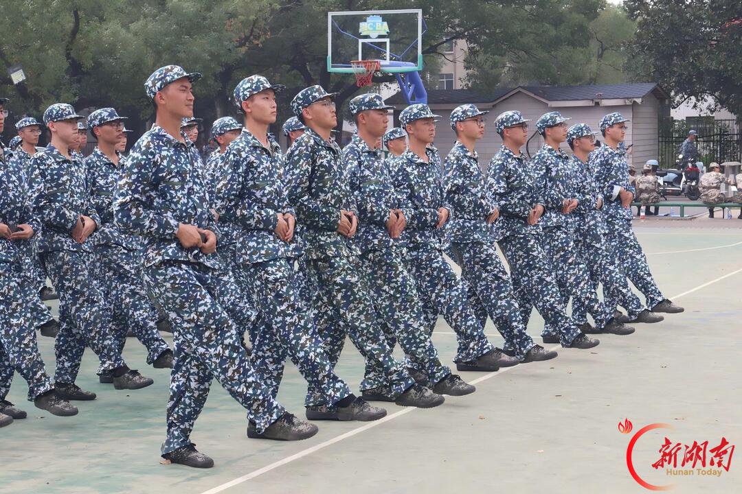 青春正步走丨迷彩绘青春底色,热血铸国之栋梁