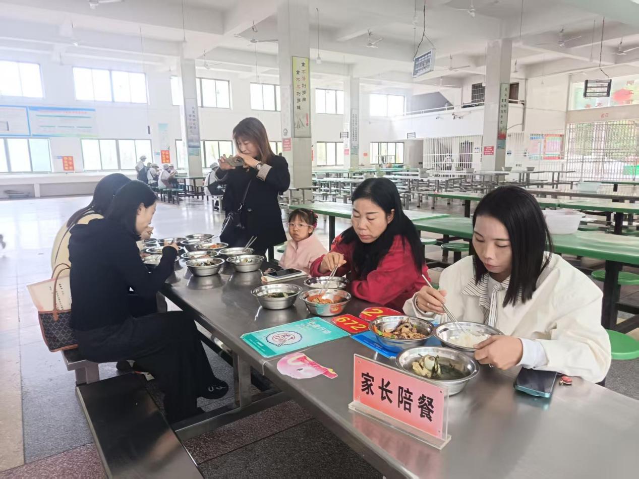 隆回九中：家长陪餐进校园 智慧管理守护“阳光餐”“放心餐”