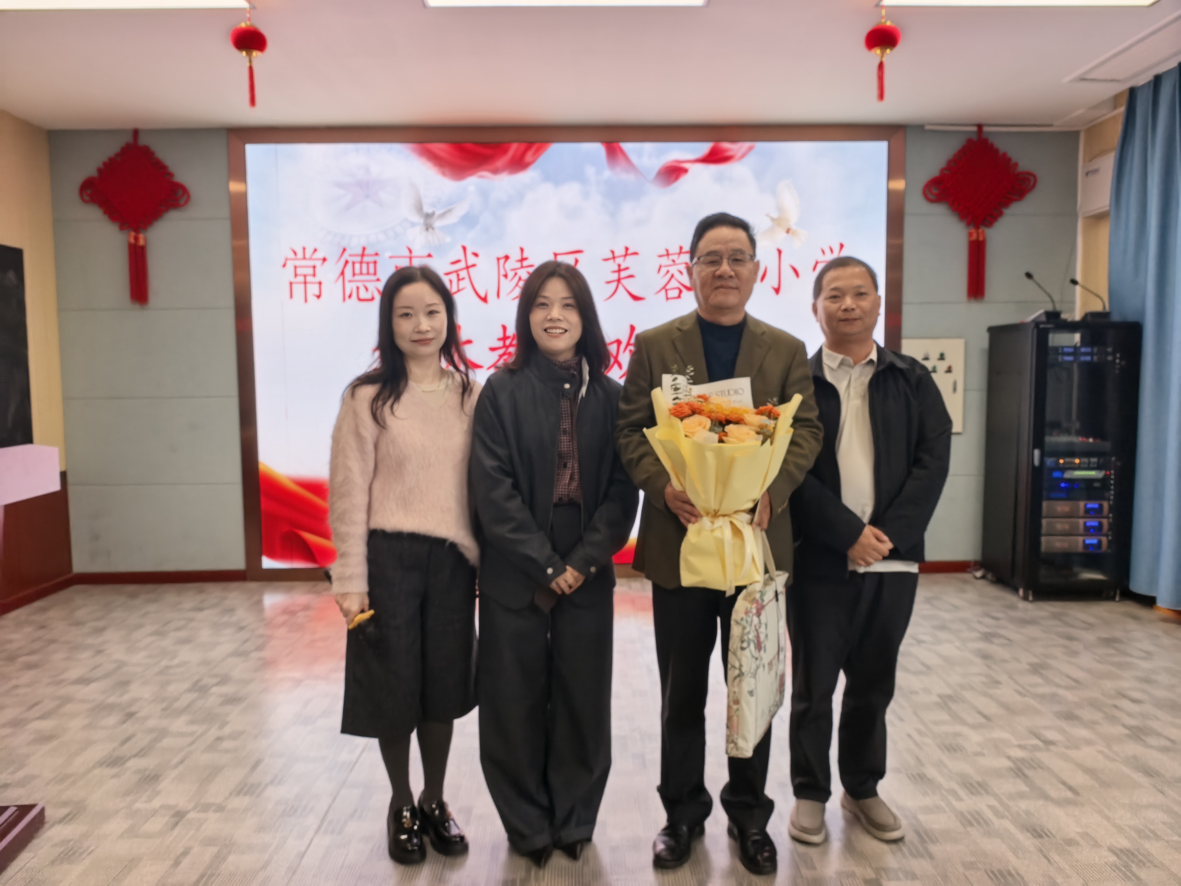 武陵区芙蓉路小学举行退休教师欢送会