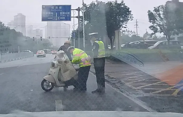 那个“迟到”的辅警,上班途中做了一件这样的事......