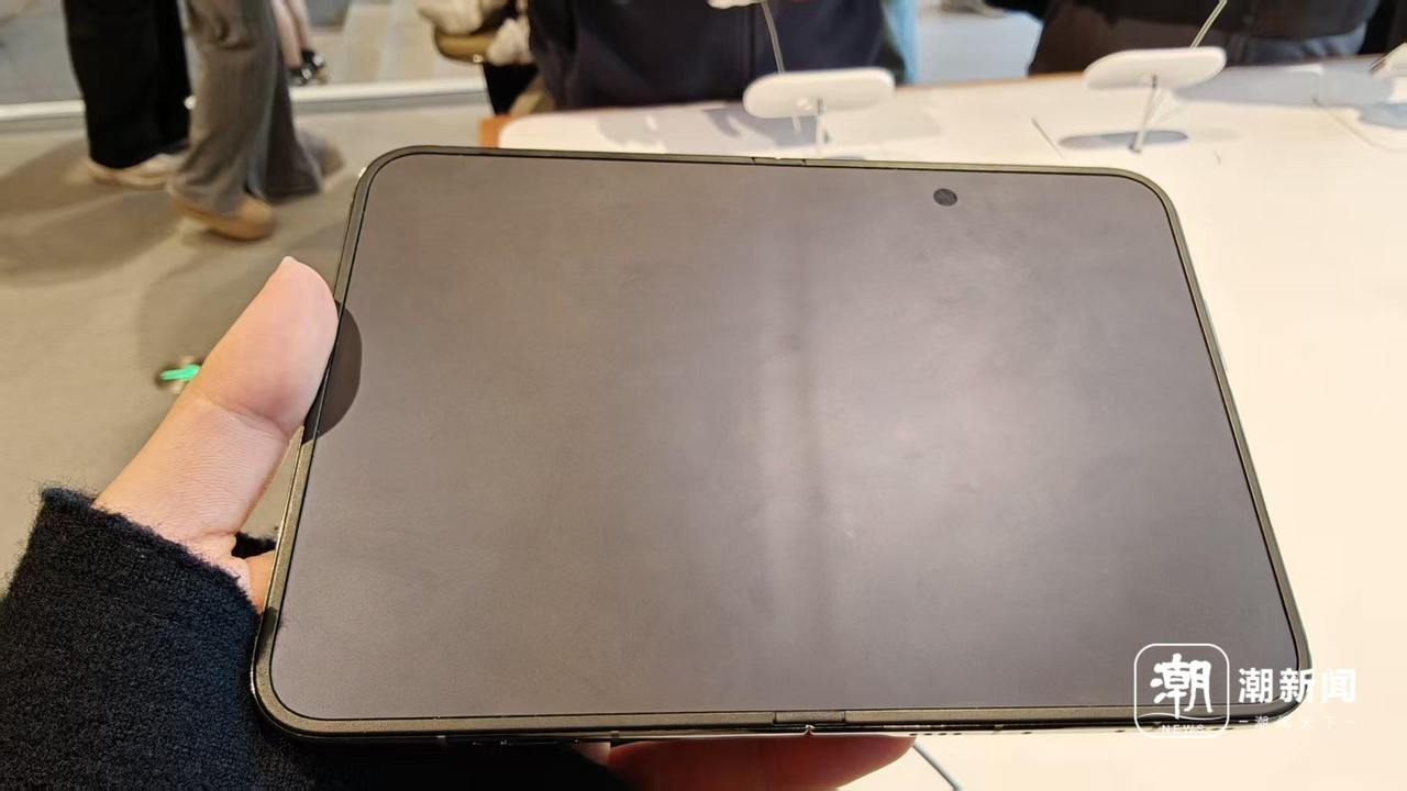 iPhone Duo上市首周争议不断：内屏开裂，二手平台部分版本“破发”