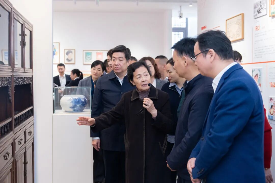 平江鹤垄屋美育基地开馆,周令钊先生136幅画作与971册藏书无偿捐赠故里