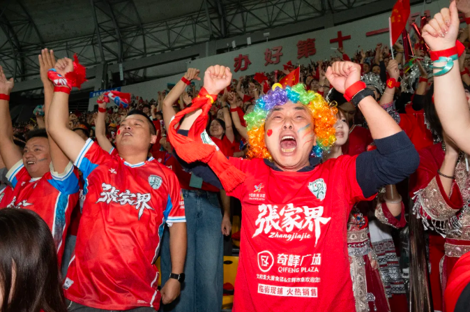 从奇峰山下到潇水之畔,足球替我们记住温柔