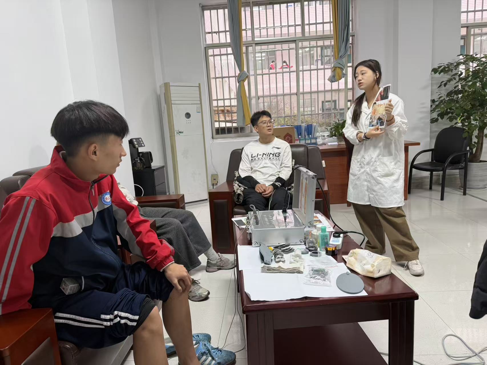 龙山县第一职业中学:中医健康服务进校园 暖心守护教职工健康