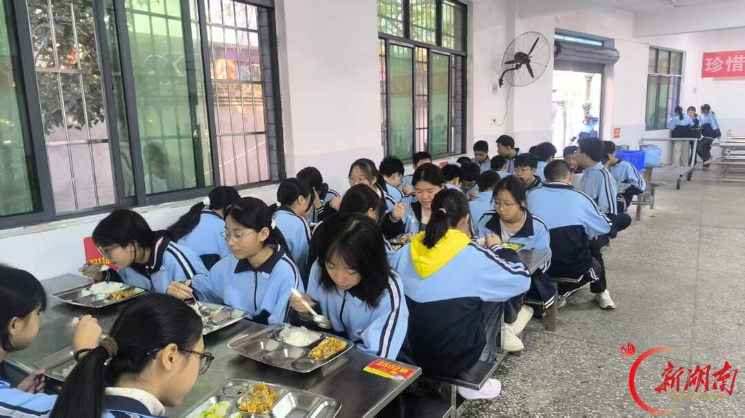 洞口县高沙镇中心学校:AI生成带量食谱 精准到每一克