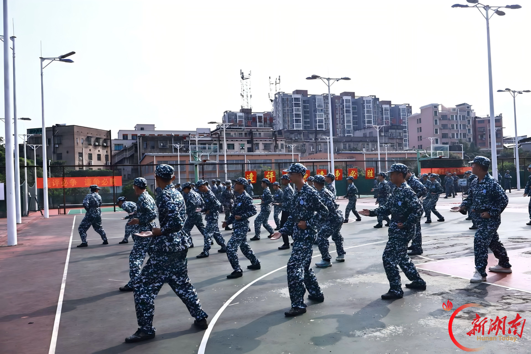 青春正步走丨从草原到湘江:那十四天的迷彩青春