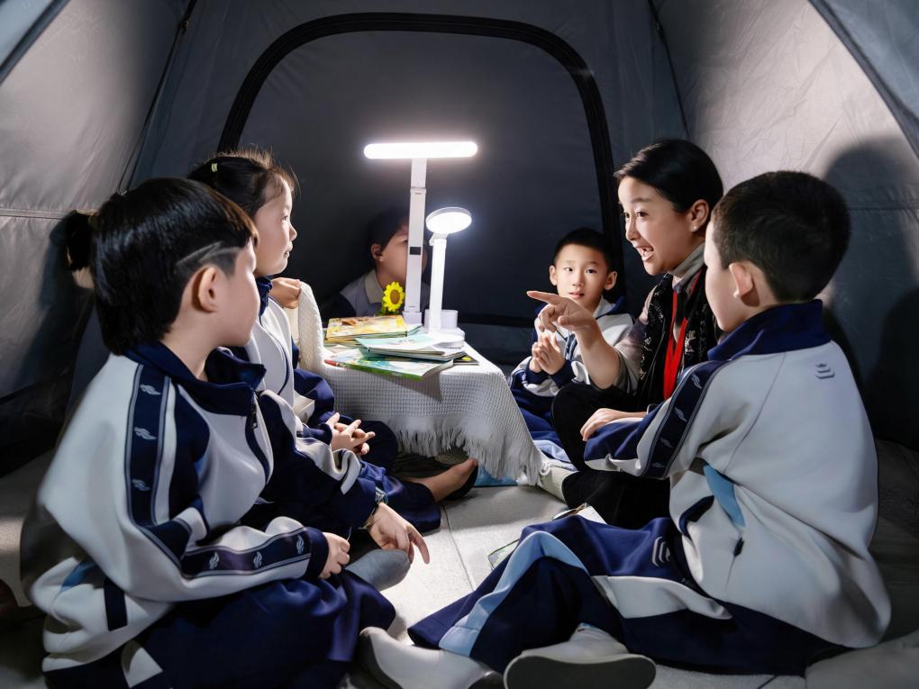 点亮心灯! 岳阳鹰山小学 226 名学子与家长帐篷共读