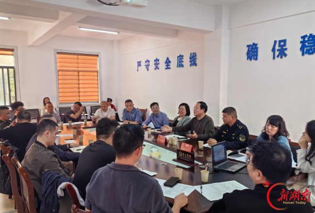 变“台上宣讲”为“台下问诊”荷塘区开展服饰行业专场政企答疑会