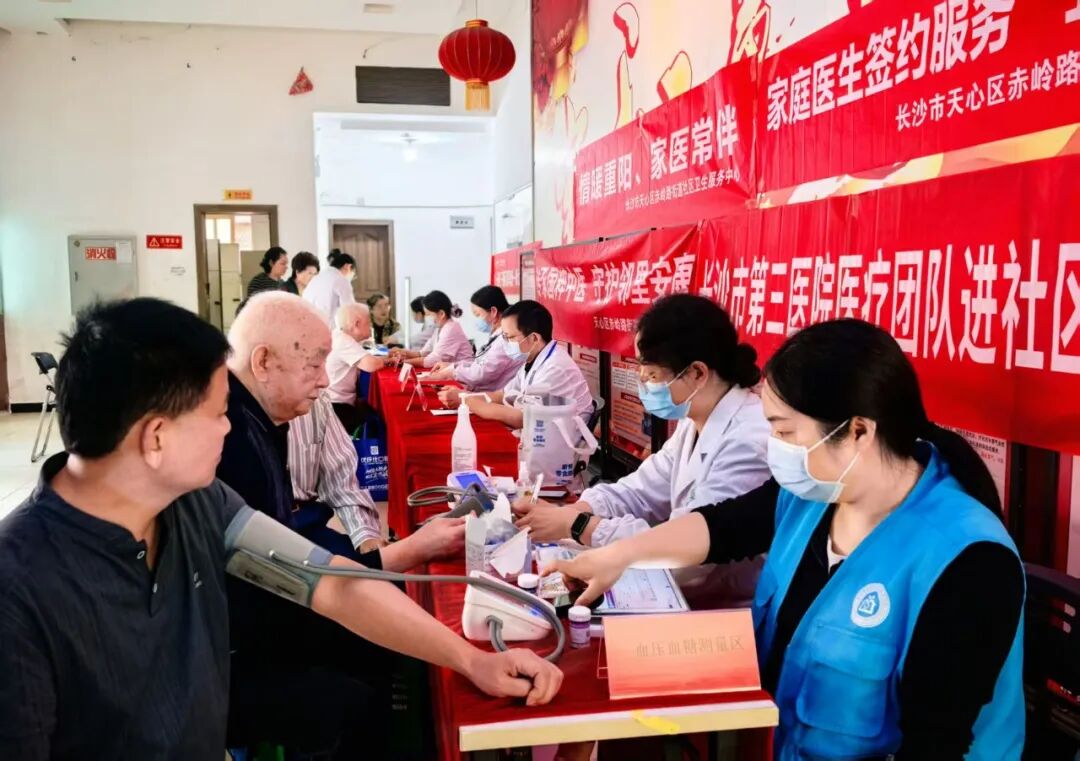 重阳健康礼包进小区,嗲嗲娭毑都夸好