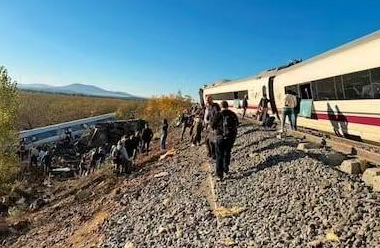 西班牙列车相撞事故已致64人死亡 初步调查指向调度失误