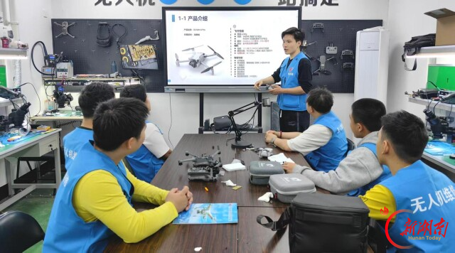 这名“00后”退役军人，在维修教室里带更多战友“起飞”