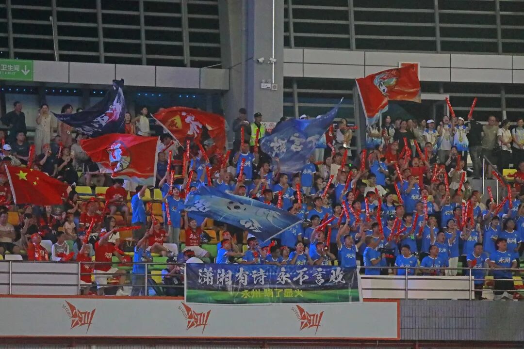 从奇峰山下到潇水之畔,足球替我们记住温柔