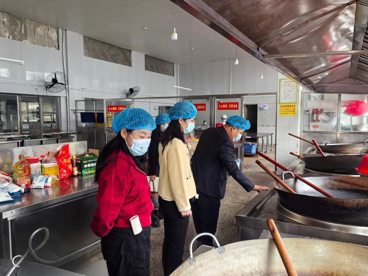 隆回九中：家长陪餐进校园 智慧管理守护“阳光餐”“放心餐”